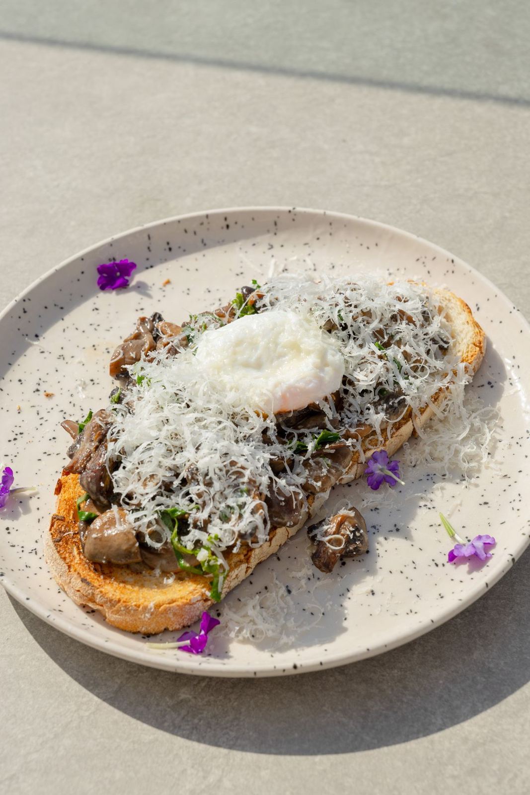 Tostada con setas y parmesano