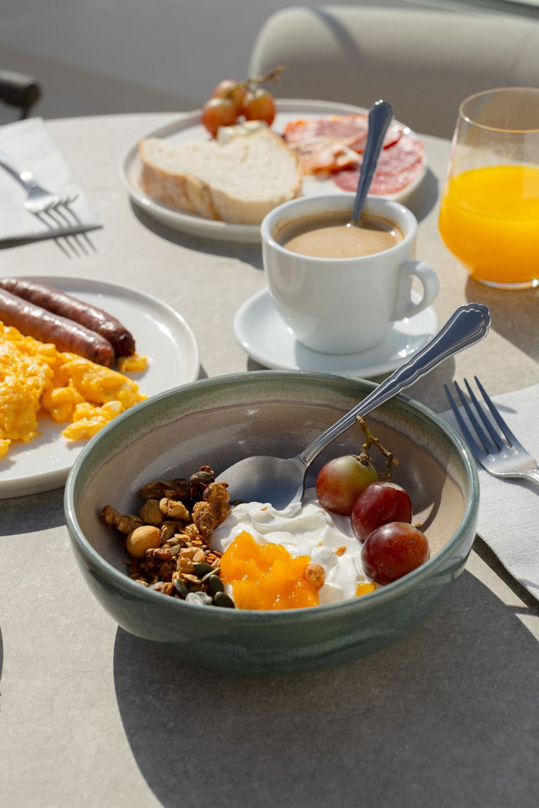 Bowl de yogur con granola, huevos y café
