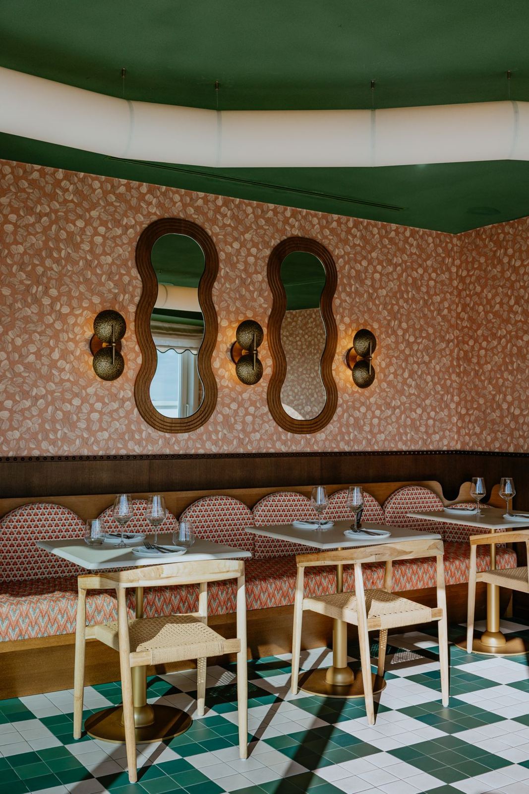 Sala de NUVÓ con suelo ajedrezado