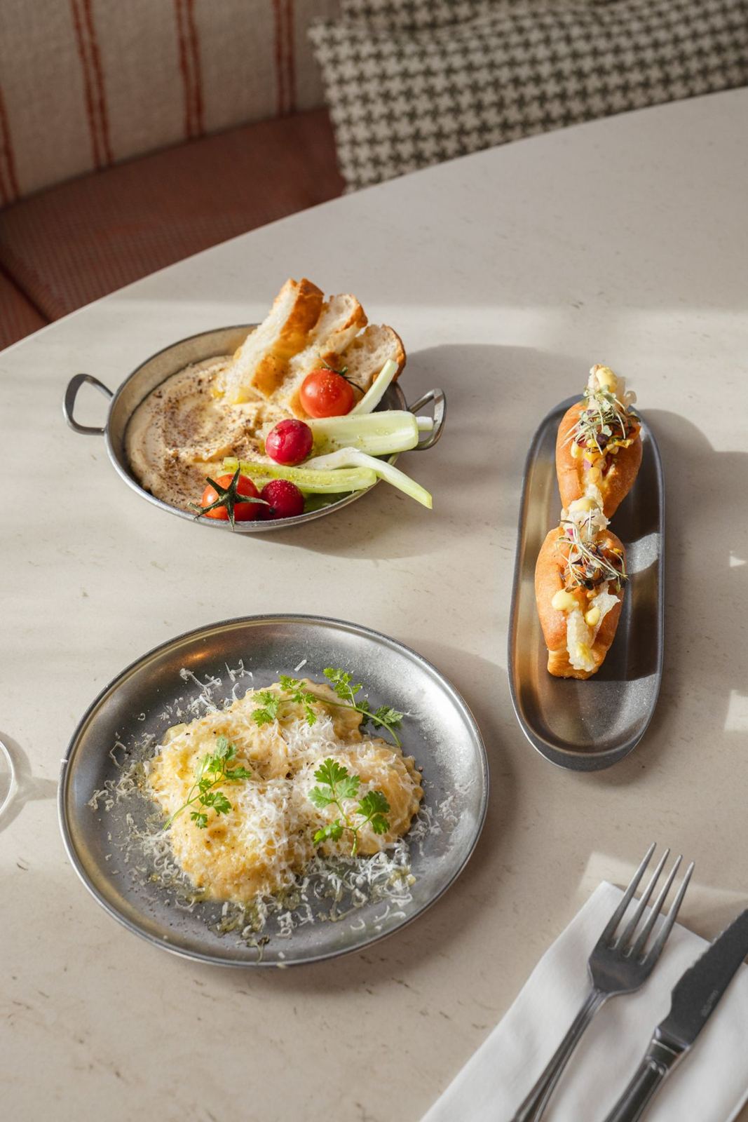 Platos compartidos sobre mesa de mármol