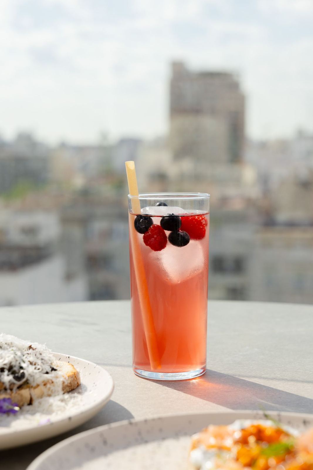 Cóctel de frutos rojos con vistas a Valencia