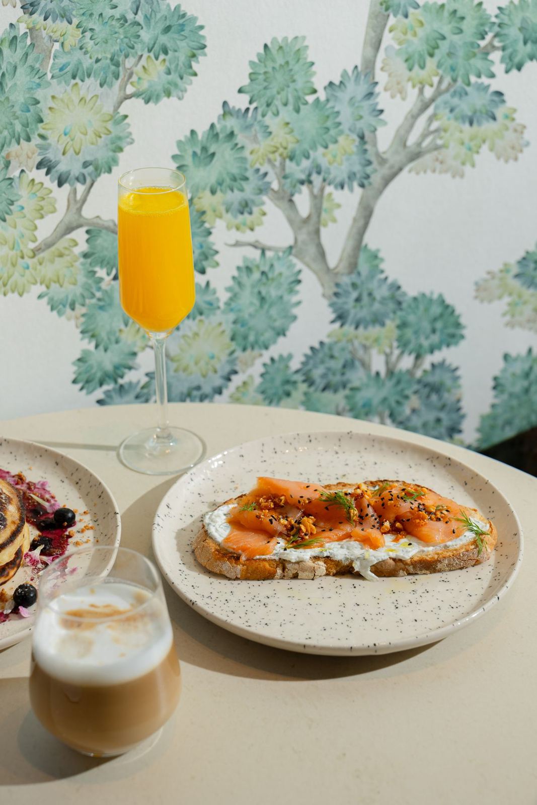 Tostada de salmón, café y mimosa