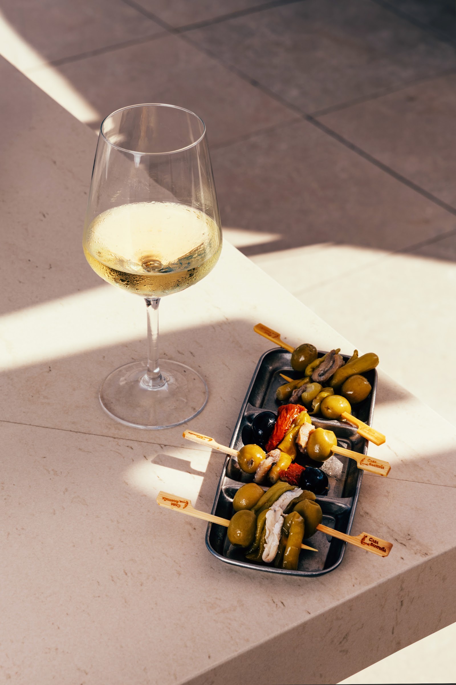Copa de vino blanco y gildas en la terraza de NUVÓ